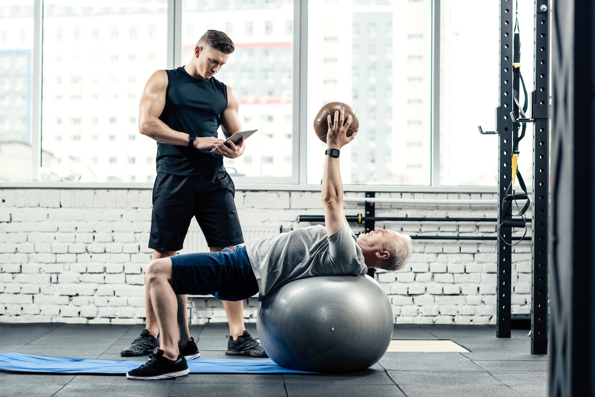 Тренер использует. Спортсмены учатся. Cross Training with Ball.